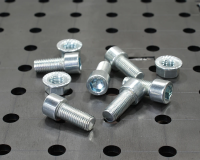 Болт по шестигранник М16x35 с гайкой Болт по шестигранник М16x35 с гайкой